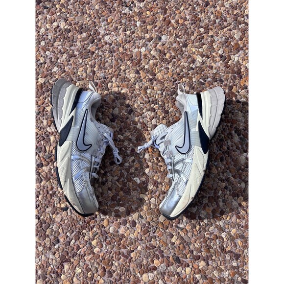 Nike WMNS V2K RUN 'SUMMIT WHITE' - Picture 2 of 7